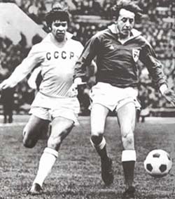В атаке лучший плеймейкер сборной СССР 1970-х Владимир Мунтян