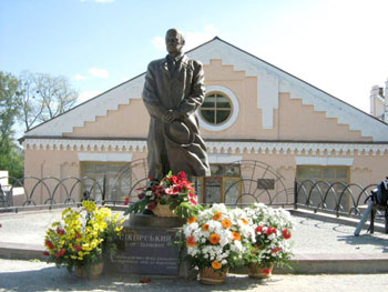 Памятник Сикорскому.